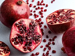 Read more about the article שמן זרעי רימונים-תמצית החיים מהפרי האדום